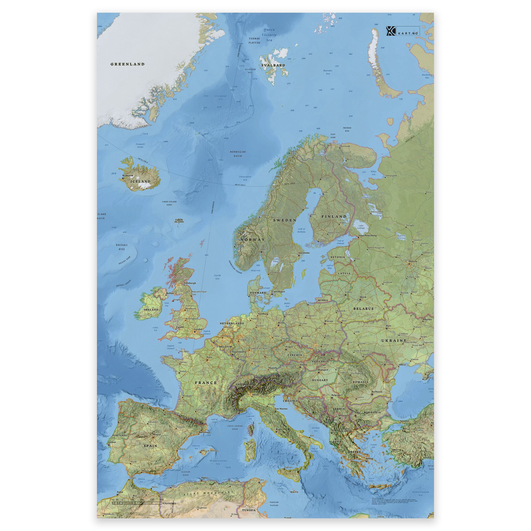 Klassisk Europakart i størrelse 50x75 cm med navn på land og hovedsteder – tilgjengelig som plakat, på plate eller ferdig innrammet.
