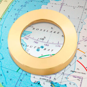 Weems & Plath kartvekt med forstørrelsesglass for navigasjon og sjøkart