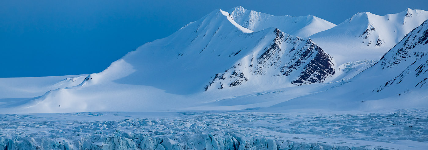 Isbre og arktisk landskap i Hornsund på Svalbard