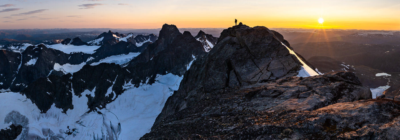 Solnedgang over fjellrygg ved Styggedalstraversen i Jotunheimen