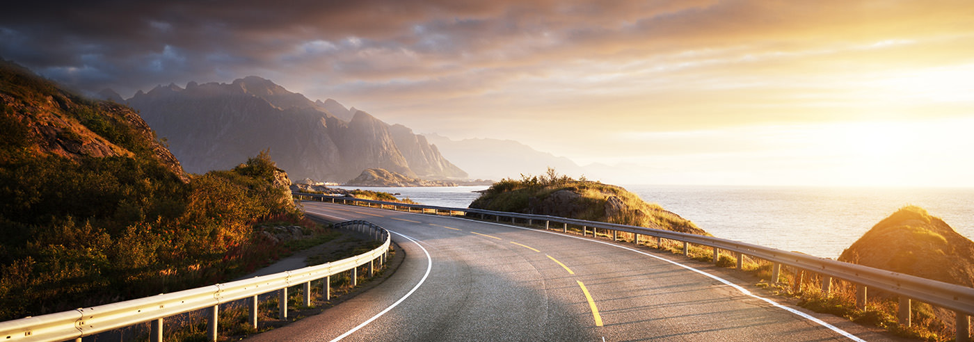 Solnedgang over fjellrygg ved Styggedalstraversen i Jotunheimen