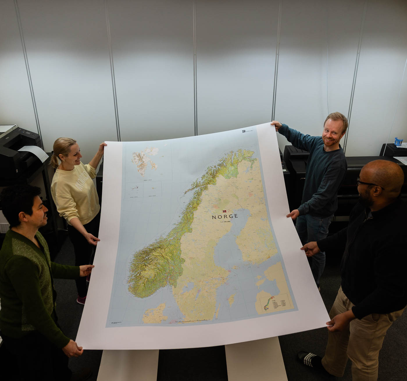 Production of a large wall map of Norway in Kart.no’s print studio