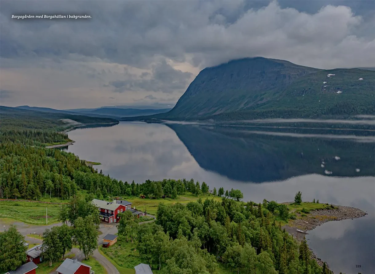 Oppslag fra Fjällvandra i södra Lappland med kart, turbeskrivelser og fotografier