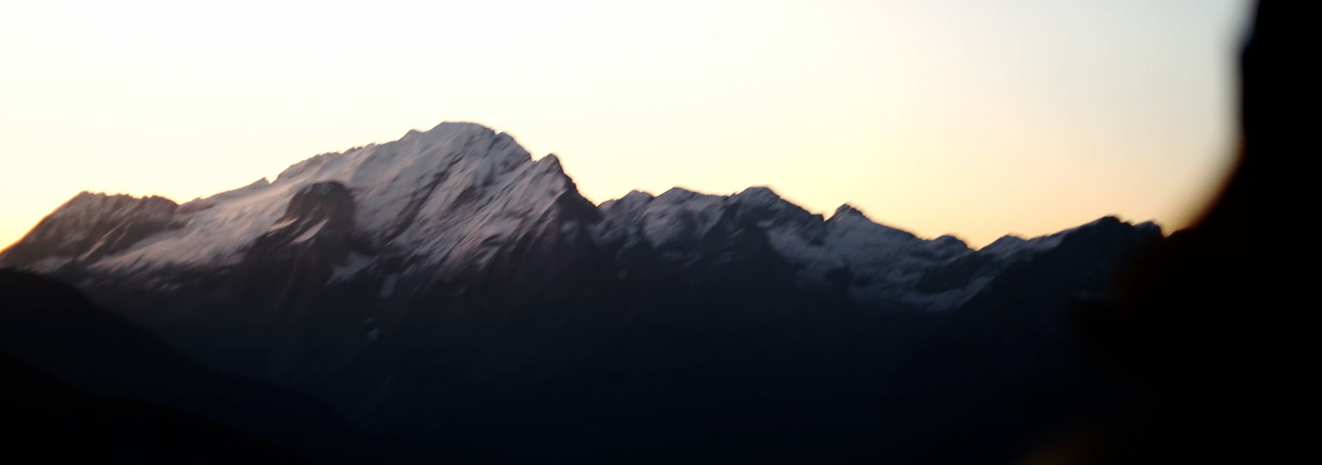 Solnedgang over fjellrygg ved Styggedalstraversen i Jotunheimen