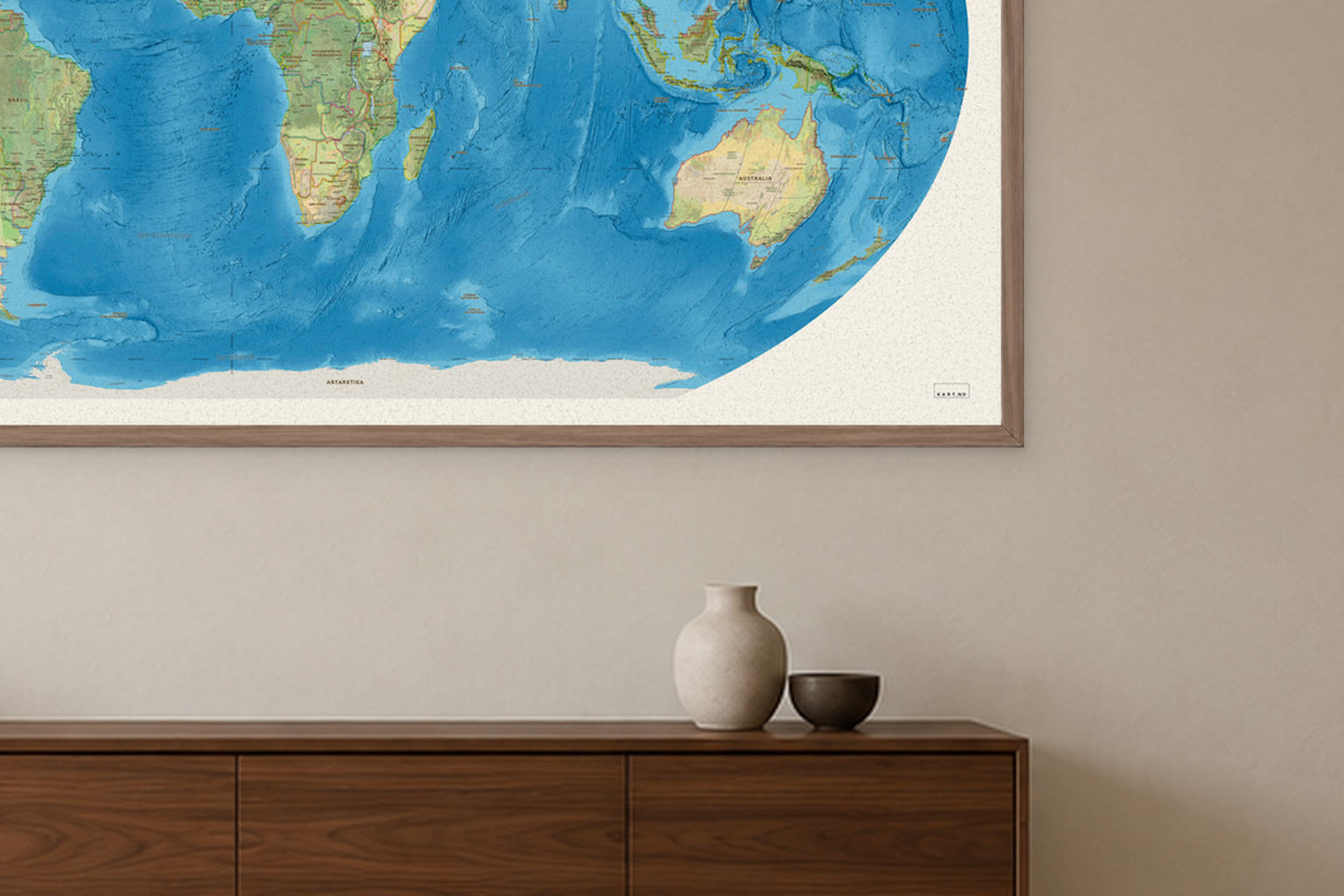 Arealriktig verdenskart på norsk, 200 × 100 cm, utsnitt av kart og valnøttramme over en skjenk