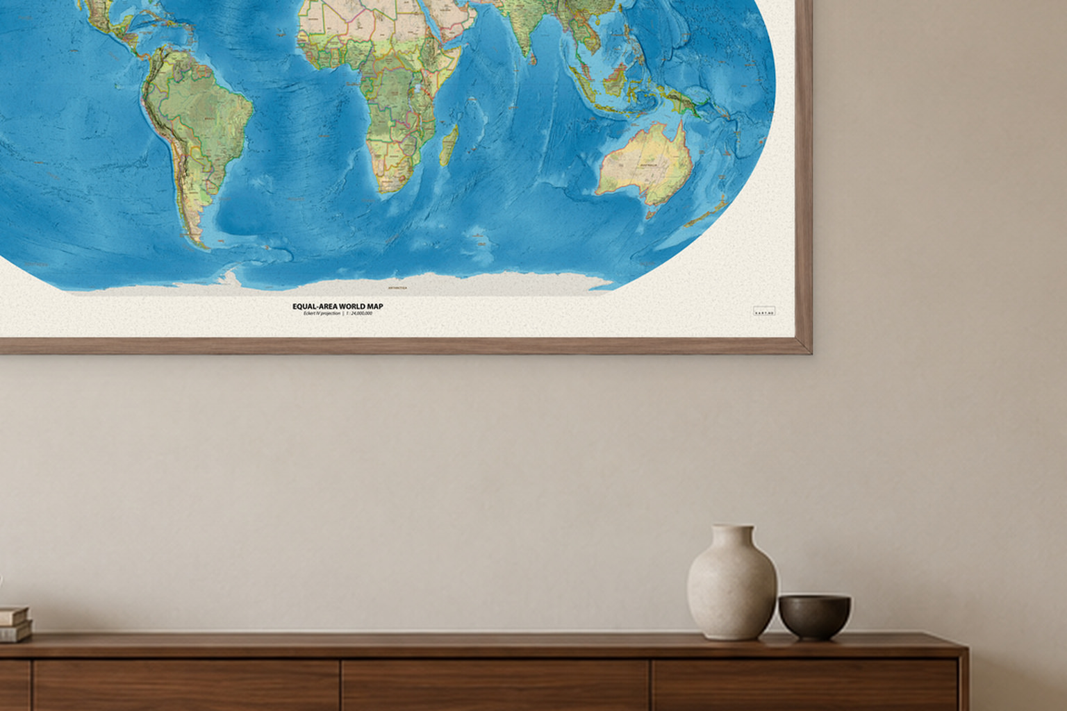 Equal-area World Map med engelske stedsnavn, 150 × 80 cm, utsnitt av kart og valnøttramme over en skjenk