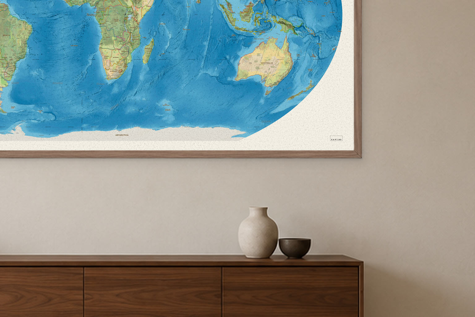 Equal-area World Map med engelske stedsnavn, 200 × 100 cm, utsnitt av kart og valnøttramme over en skjenk