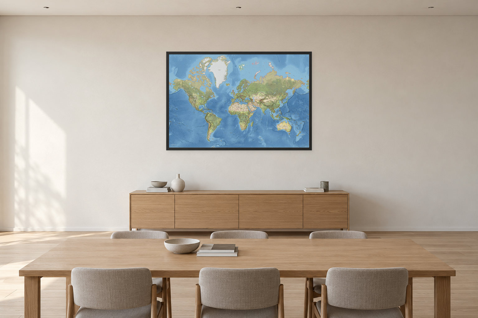 Klassisk verdenskart med engelske stedsnavn, 150 × 100 cm, med sort ramme i et møterom