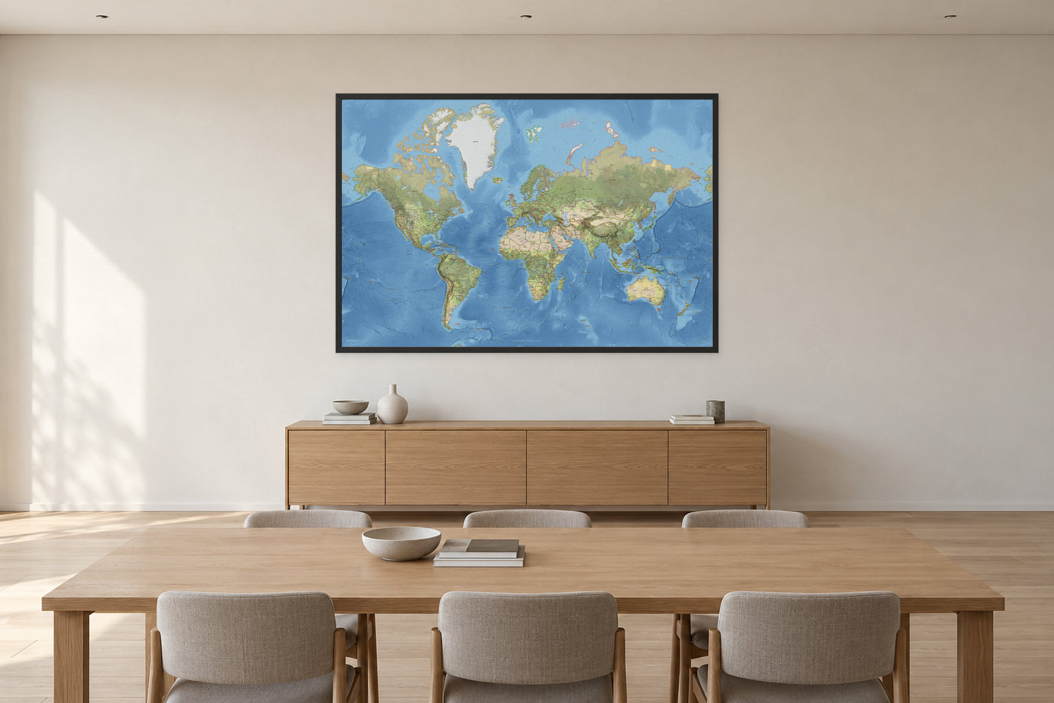 Klassisk verdenskart med norske stedsnavn, 180 × 120 cm, med sort ramme i et møterom