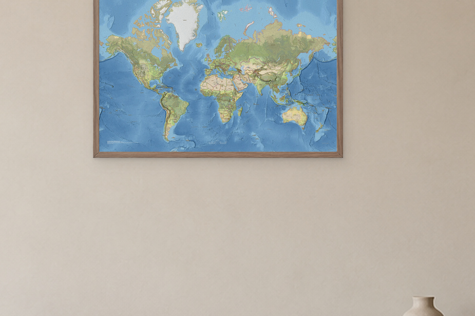 Klassisk verdenskart med norske stedsnavn, 75 × 50 cm, utsnitt med valnøttramme i et interiør